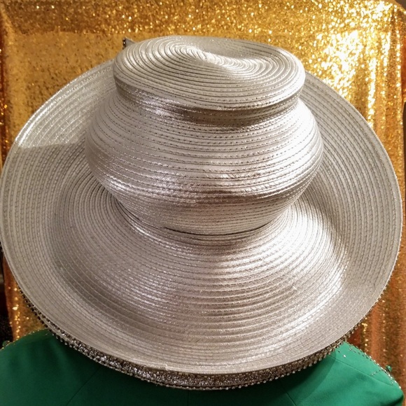 Beautiful Silver Fascinator Hat - Picture 2 of 4